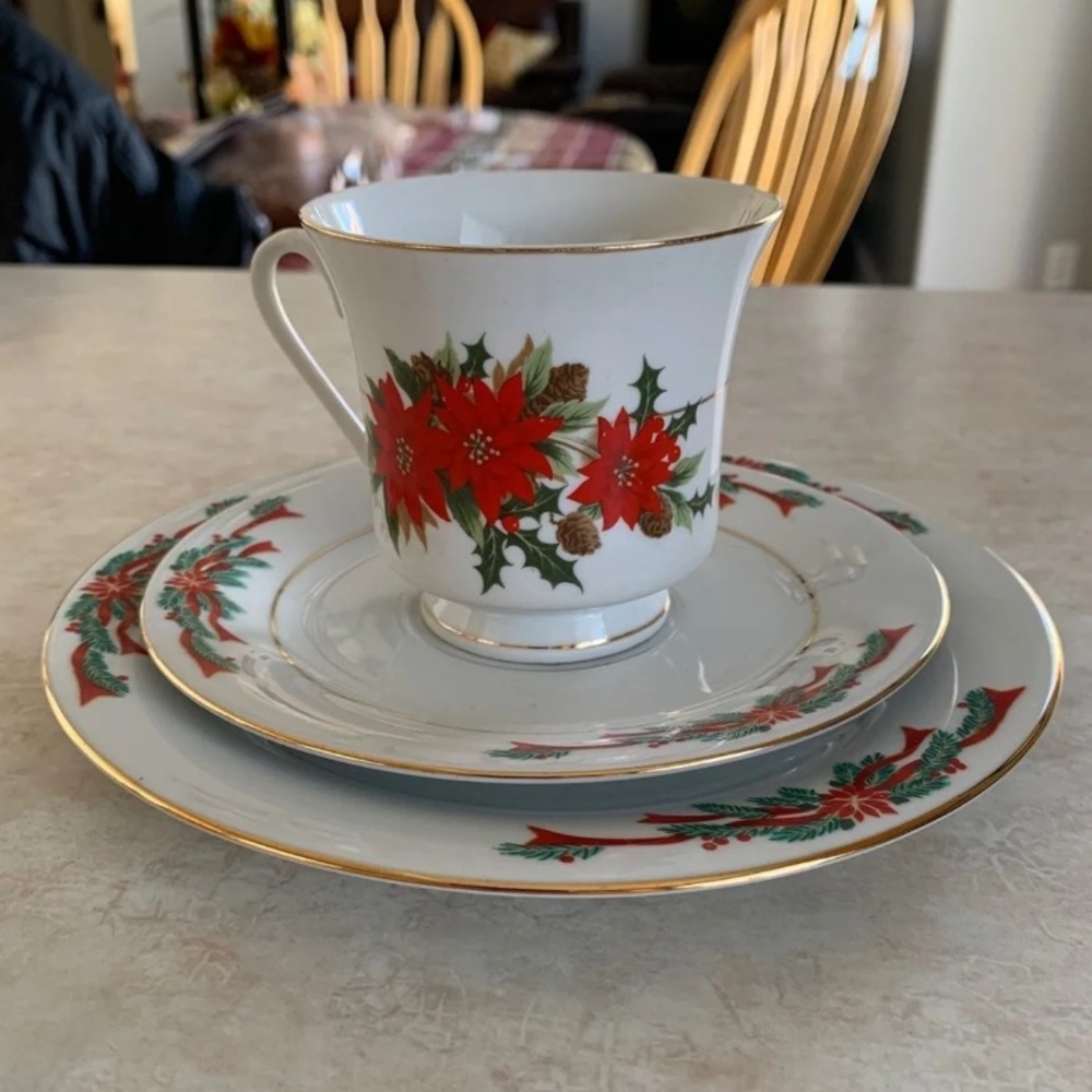 Fine China 3 Pcs Vintage Christmas Dinnerware Set
